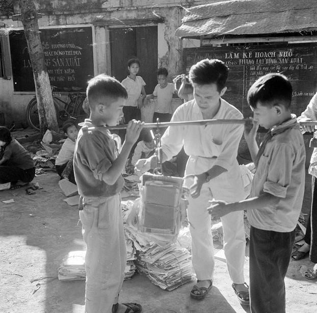 Học sinh Hà Nội tích cực tham gia Phong trào Kế hoạch nhỏ, thu nhặt sắt vụn, giấy vụn để góp phần làm ra của cải vật chất. (Ảnh: Văn Hiền/TTXVN)