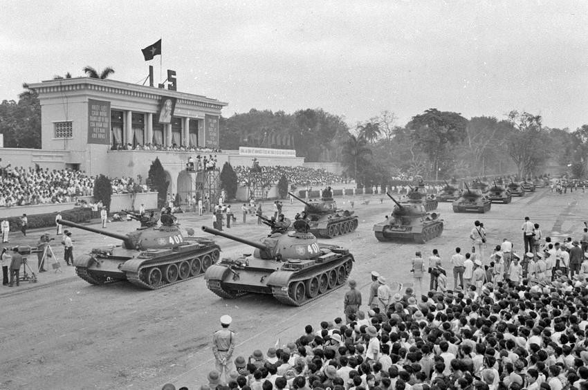 Các đơn vị Quân đội nhân dân Việt Nam duyệt binh tại Quảng trường Ba Đình (1/5/1973), kỷ niệm ngày 1/5 và mừng chiến thắng lịch sử của dân tộc sau khi Hiệp định Paris về chấm dứt chiến tranh, lập lại hòa bình ở Việt Nam được ký kết. (Ảnh: TTXVN)