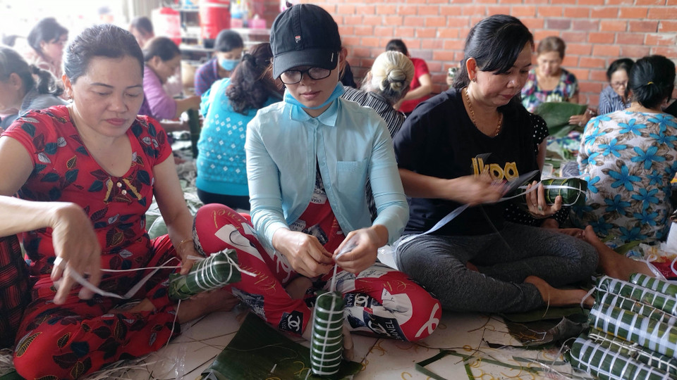 Hàng trăm lượt người dân Chợ Lách đã đến tham gia gói bánh tét ủng hộ đồng bào miền Trung. (Ảnh: Trần Thị Thu Hiền/TTXVN)