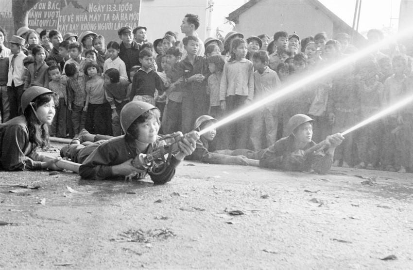 Đoàn viên thanh niên, công nhân Nhà máy Dệt 8-3 thao diễn kỹ thuật chữa cháy. (Ảnh: Trần Phác/TTXVN)