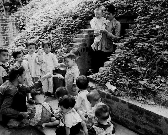 Một vườn trẻ trong khu hầm giao thông ở phố Thợ Nhuộm (Hà Nội) trong những năm chống chiến tranh phá hoại của Mỹ (năm 1965). (Ảnh: Thế Trung/TTXVN)