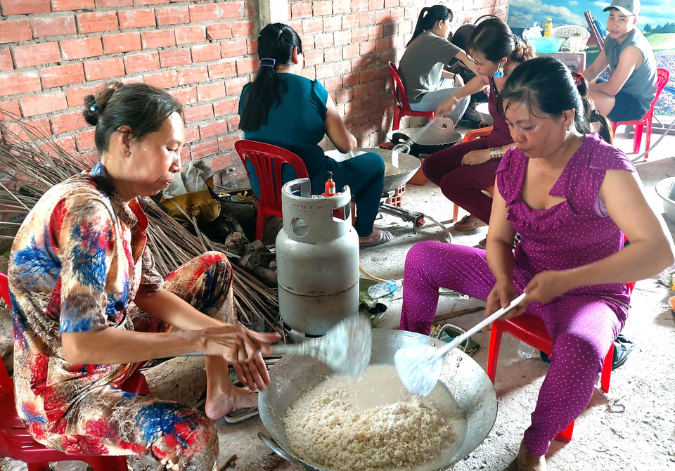 Hoạt động ý nghĩa này đã thu hút hàng trăm lượt người tham gia gói bánh. (Ảnh: Trần Thị Thu Hiền/TTXVN)