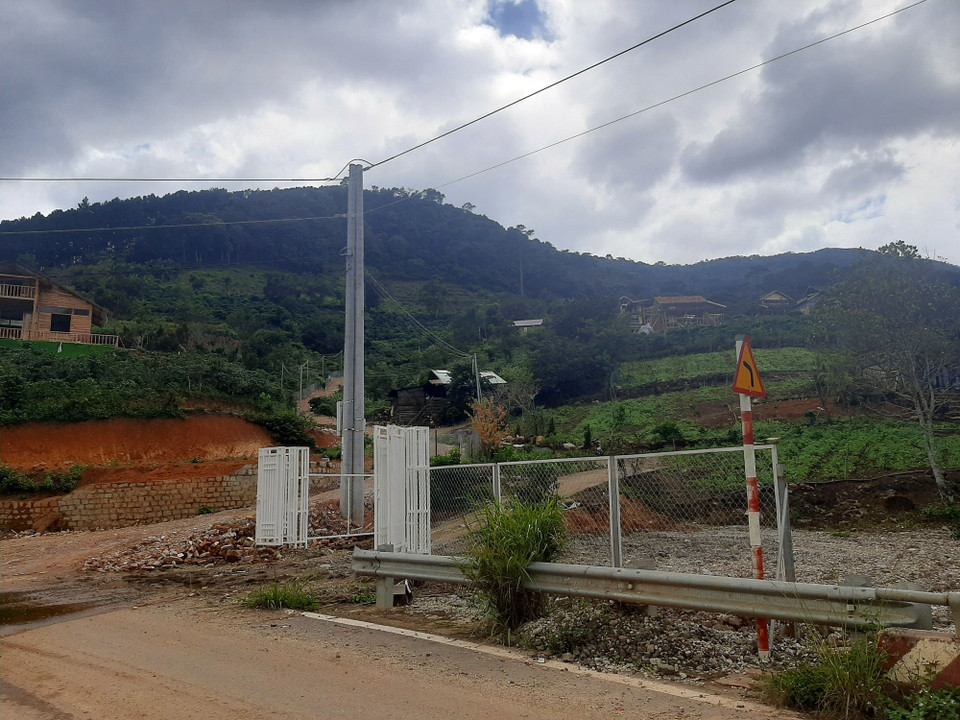 Các đối tượng lấn chiếm đất rừng ngang nhiên tháo hộ lan để mở đường nội bộ. (Ảnh: Nguyễn Dũng-Quốc Hùng/TTXVN)