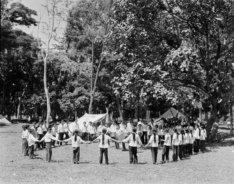 Trại hè của thiếu niên khu phố Hoàn Kiếm ở công viên Bách Thảo (1973). (Nguồn: TTXVN)