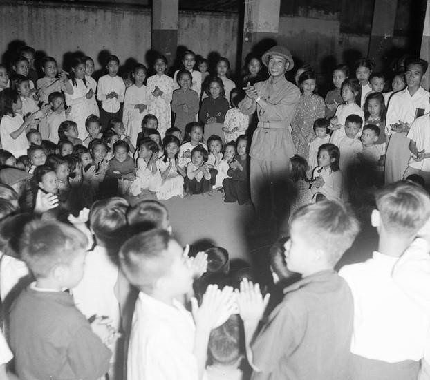 Bộ đội dạy thiếu nhi Thủ đô những bài ca kháng chiến sau ngày Hà Nội giải phóng (10/1954). (Nguồn: Tư liệu TTXVN)