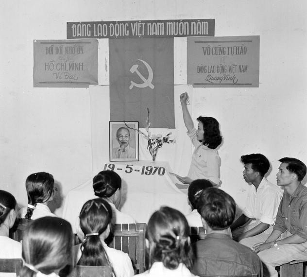 Lễ kết nạp đảng viên ở Nhà máy Dệt 8-3 Hà Nội (3/1970). (Ảnh: Trần Phác/TTXVN)