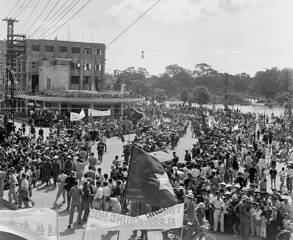 Các đơn vị bộ đội thuộc Đại đoàn 308 Quân Tiên Phong tiến vào khu vực ngã năm Bờ Hồ (nay là quảng trường Đông Kinh Nghĩa Thục), sáng 10/10/1954 trong tiếng reo vui của hàng vạn người dân Thủ đô. (Nguồn: Tư liệu TTXVN)