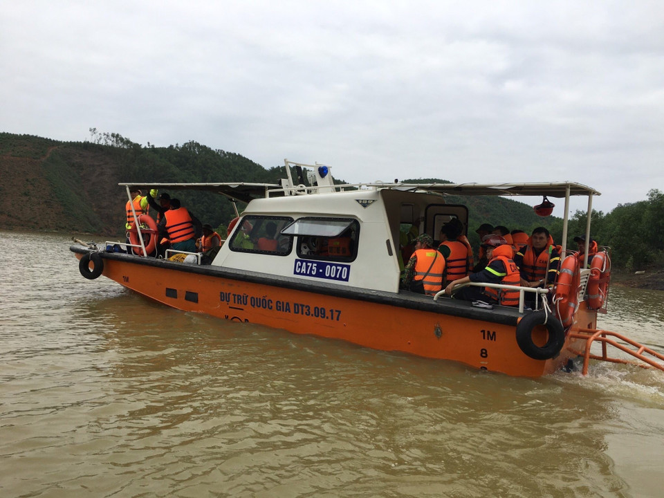 Lực lượng chức năng tích cực triển khai tìm kiếm các nạn nhân tiếp theo. (Ảnh: Đỗ Trưởng/TTXVN)