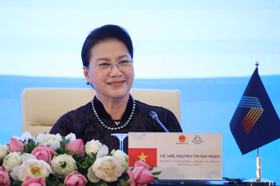 Ngày càng có nhiều phụ nữ trở thành nữ lãnh đạo cấp cao trên chính trường Việt Nam, trong đó tiêu biểu là Chủ tịch Quốc hội Nguyễn Thị Kim Ngân - nữ Chủ tịch đầu tiên trong lịch sử Quốc hội Việt Nam. Là người đứng đầu hệ thống lập pháp, bà cùng Quốc hội đã ghi nhiều dấu ấn trong hoạt động của mình với tinh thần đổi mới, sáng tạo, hành động vì lợi ích của nhân dân, của đất nước. Trong ảnh: Chủ tịch Quốc hội Nguyễn Thị Kim Ngân, Chủ tịch AIPA 41 điều hành Phiên toàn thể thứ hai Đại hội đồng lần thứ 41, Hội đồng Liên nghị viện ASEAN (AIPA 41), sáng 10/9/2020, tại Hà Nội. (Ảnh: Dương Giang/TTXVN)