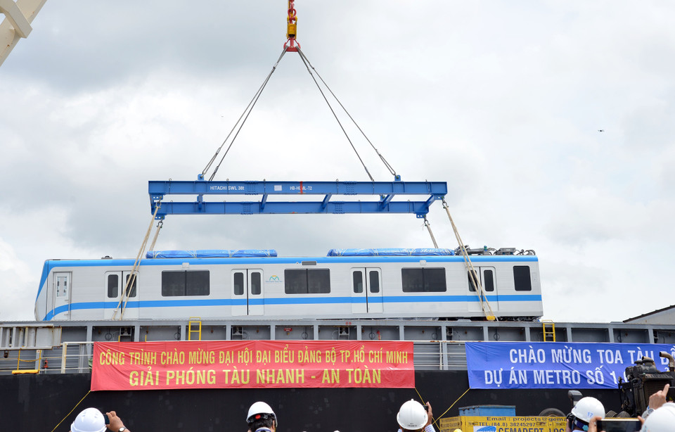 Công tác tháo dỡ toa và đưa toa xe đầu tiên tại cảng Khánh Hội. (Ảnh: Tiến Lực/TTXVN)