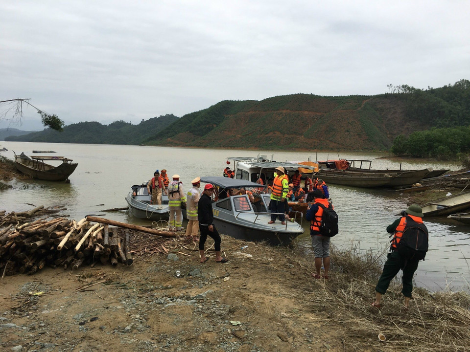 Lực lượng chức năng tích cực triển khai tìm kiếm các nạn nhân tiếp theo. (Ảnh: Đỗ Trưởng/TTXVN)