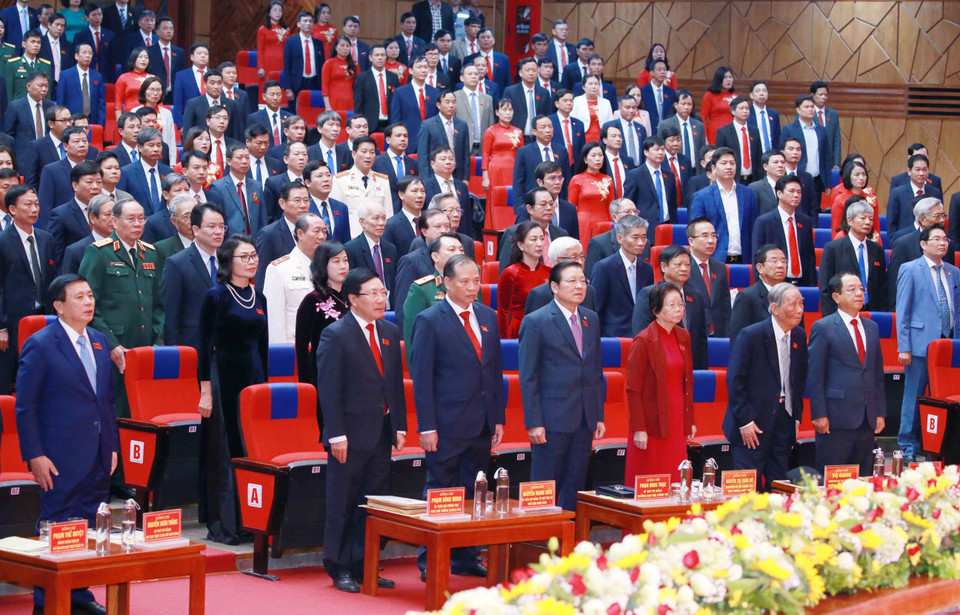 Các đại biểu dự Đại hội thực hiện nghi thức chào cờ. (Ảnh: Phương Hoa/TTXVN)