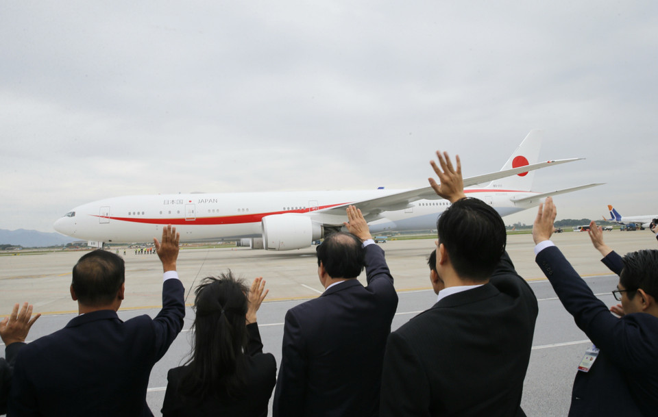 Bộ trưởng, Chủ nhiệm Văn phòng Chính phủ Mai Tiến Dũng và các thành viên Chính phủ tiễn Thủ tướng Nhật Bản Suga Yoshihide và Phu nhân tại sân bay quốc tế Nội Bài (Hà Nội). (Ảnh: Doãn Tấn/TTXVN)