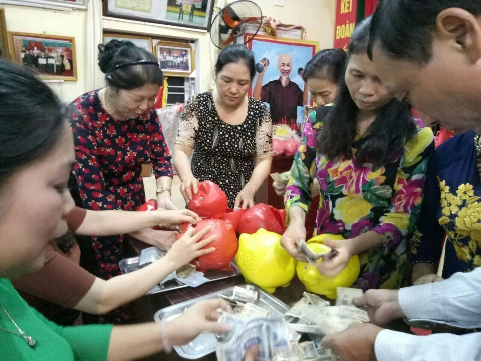 Các hội viên Hội Liên hiệp Phụ nữ phường Phạm Ngũ Lão (Hải Dương) nuôi lợn nhựa tiết kiệm. (Ảnh: Hiền Anh/TTXVN)