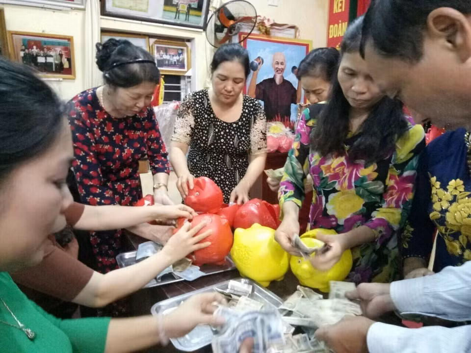 Các hội viên Hội Liên hiệp Phụ nữ phường Phạm Ngũ Lão (Hải Dương) nuôi lợn nhựa tiết kiệm. (Ảnh: Hiền Anh/TTXVN)
