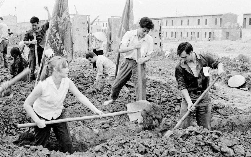 Thanh niên Việt Nam và thanh niên Liên Xô đang công tác ở Việt Nam tham gia Ngày thứ Bảy cộng sản tại công trường lắp ghép nhà ở số 1 - Hà Nội (11/4/1970). (Ảnh: Triệu Phúc/TTXVN)