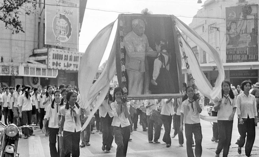 Mít tinh của học sinh và giáo viên Thủ đô chào mừng năm học mới. (Ảnh: Thu Hoài/TTXVN)