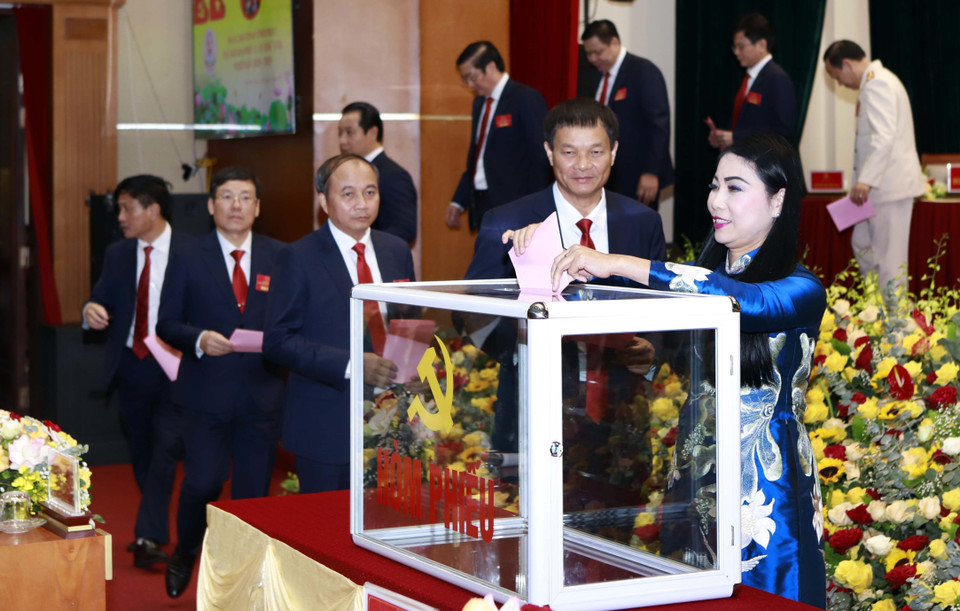 Đại biểu bỏ phiếu biểu bầu Ban Chấp hành đảng bộ tỉnh Vĩnh Phúc khóa XVII nhiệm kỳ 2020-2025. (Ảnh: Hoàng Hùng/TTXVN)