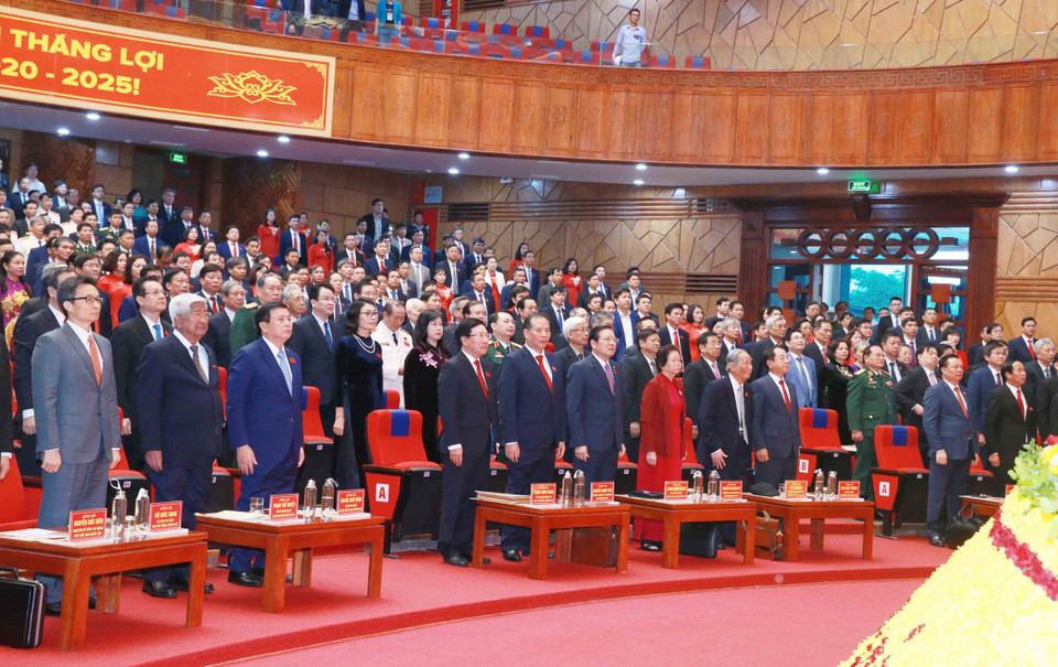 Các đại biểu dự Đại hội thực hiện nghi thức chào cờ. (Ảnh: Phương Hoa/TTXVN)