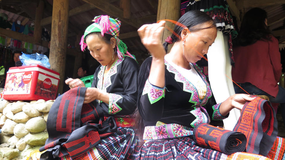 Người dân bản Sin Suối Hồ đã thêu những tấm thổ cẩm để bán cho du khách, tạo thêm thu nhập cho gia đình. (Ảnh: Việt Hoàng/TTXVN)