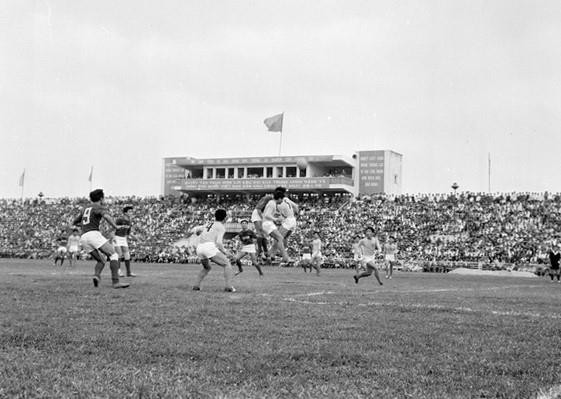 Thi đấu bóng đá giữa hai đội Công an Hà Nội và Công an Hải Phòng trên sân Hàng Đẫy (Hà Nội) chiều 4/2/1973, chào mừng Xuân Quý Sửu đại thắng sau khi Hiệp định Paris về chấm dứt chiến tranh, lập lại hòa bình ở Việt Nam được ký kết ngày 27/1/1973. (Ảnh: Kim Hùng/TTXVN)