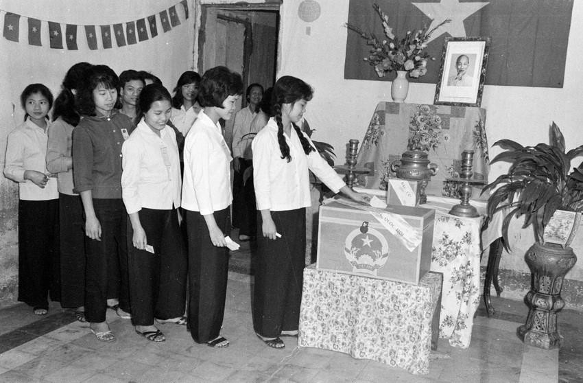 Thanh niên Chi đoàn Bùi Ngọc Dương ở phố Trần Nhân Tông, khu Hoàn Kiếm phấn khởi đi bỏ phiếu bầu cử đại biểu Quốc hội khóa IV (1971). (Nguồn: TTXVN)