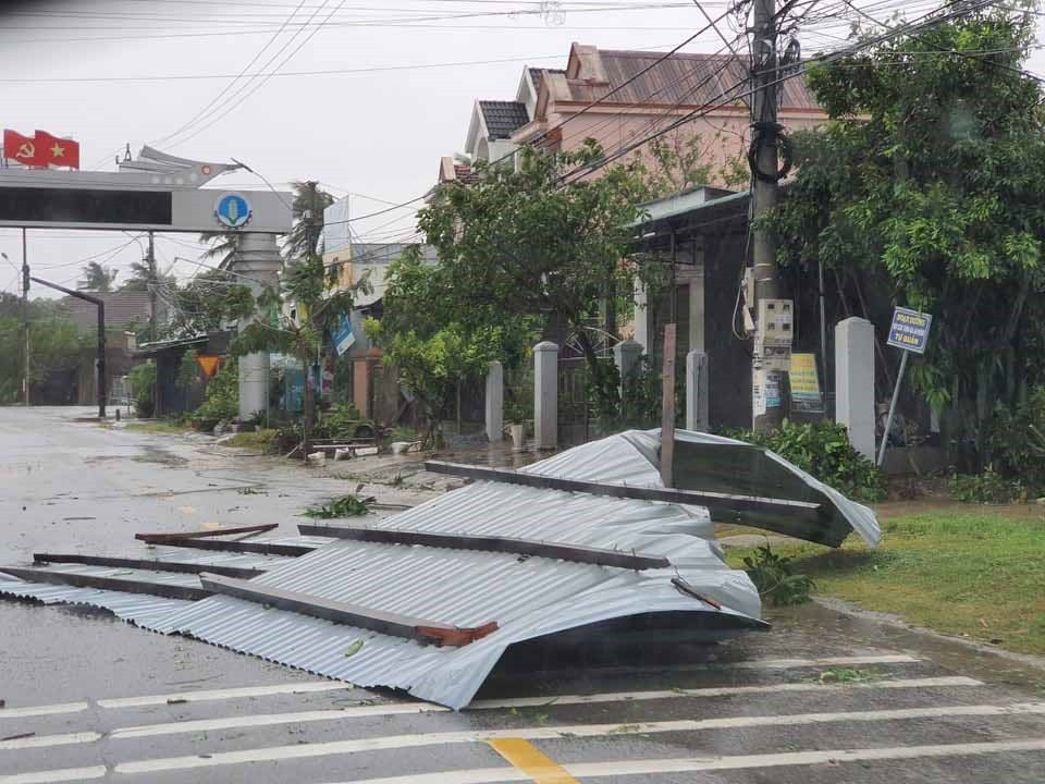 Mái nhà người dân tại thị xã Hoài Nhơn bị tốc bay ra đường. (Ảnh: Tường Quân/TTXVN)