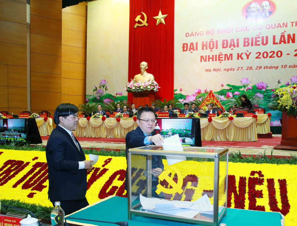 Đại biểu bỏ phiếu bầu Ban Chấp hành Đảng bộ Khối các cơ quan Trung ương khóa XIII, nhiệm kỳ 2020-2025. (Ảnh: Phương Hoa/TTXVN)