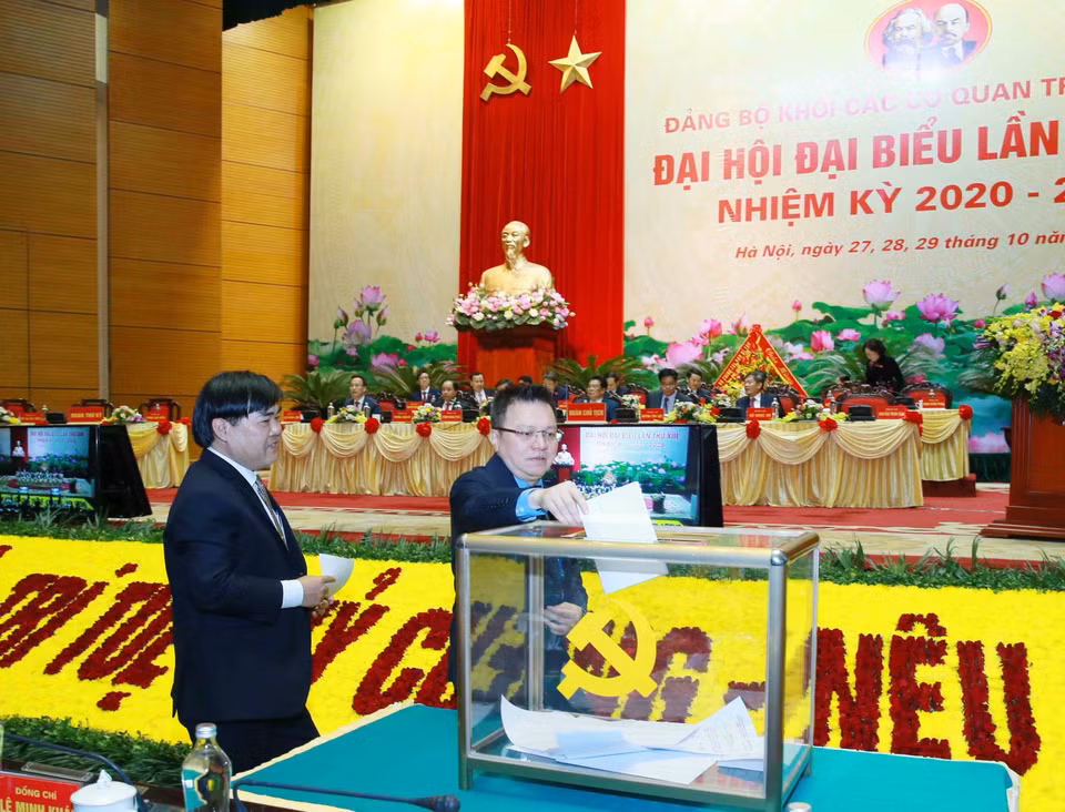 Đại biểu bỏ phiếu bầu Ban Chấp hành Đảng bộ Khối các cơ quan Trung ương khóa XIII, nhiệm kỳ 2020-2025. (Ảnh: Phương Hoa/TTXVN)