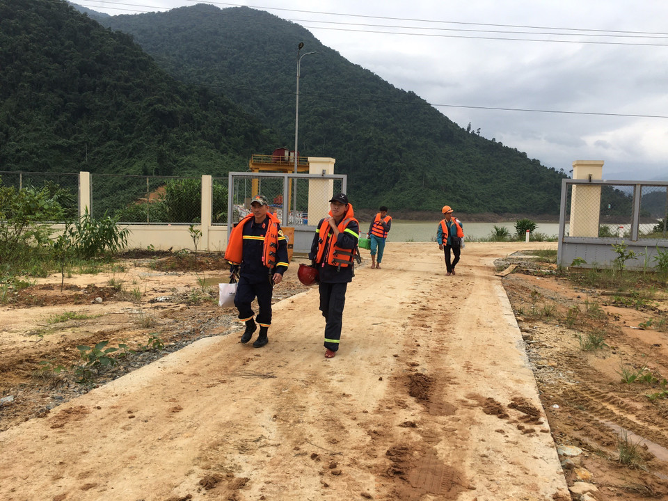 Lực lượng chức năng di chuyển đến nơi tập kết tại Rào Trăng 4. (Ảnh: Đỗ Trưởng/TTXVN)