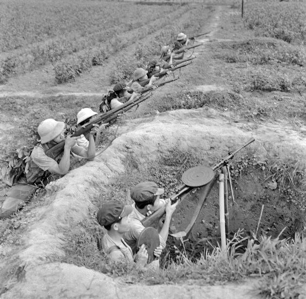 Tự vệ Nhà máy sản xuất phụ tùng ô tô số 1 Hà Nội thường xuyên luyện tập, sẵn sàng chiến đấu trong thời kỳ Mỹ đánh phá miền Bắc (1970). (Nguồn: TTXVN)