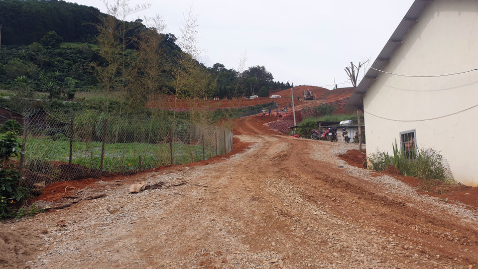 Các đối tượng ngang nhiên mở đường nội bộ trên đất rừng. (Ảnh: Nguyễn Dũng-Quốc Hùng/TTXVN)