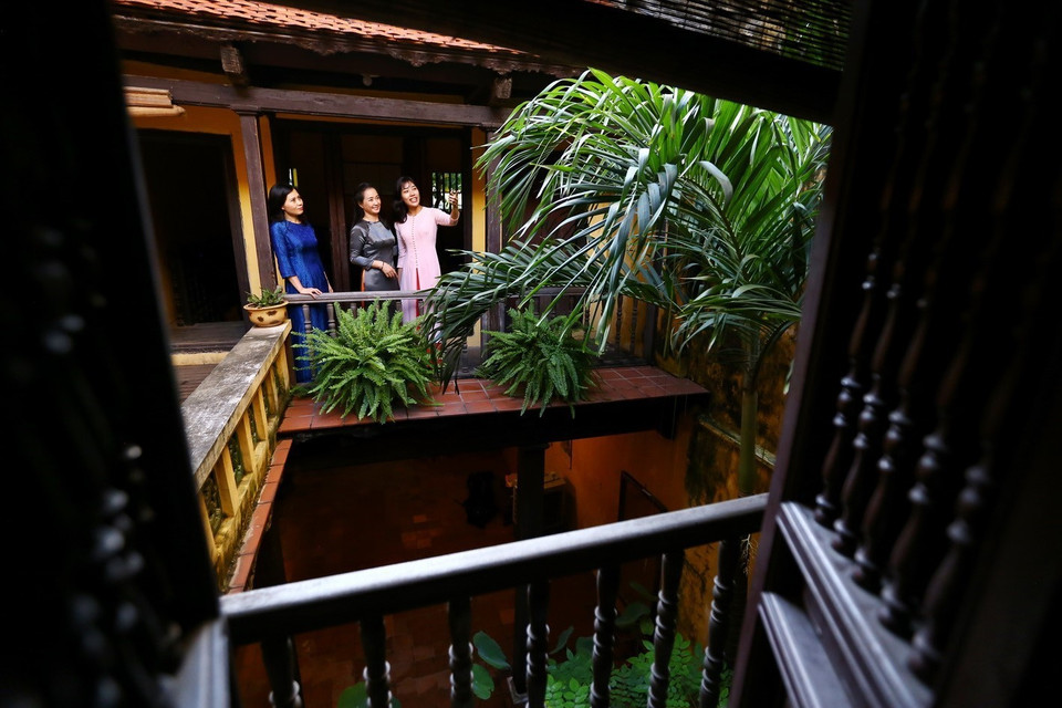 Giữa các lớp nhà ở tầng 2 có sân, giếng trời tạo cảnh quan môi trường. (Nguồn: TTXVN)