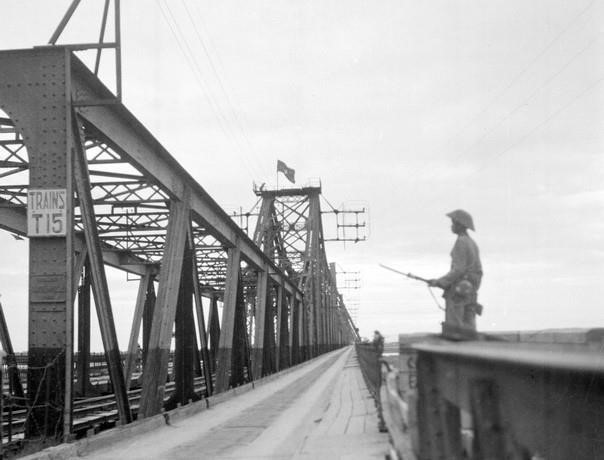 Chiến sỹ Quân đội nhân dân Việt Nam đứng gác trên cầu Long Biên, chiều 9/10/1954 sau khi quân Pháp rút hết khỏi Thủ đô qua cây cầu này để xuống Hải Phòng. (Nguồn: Tư liệu TTXVN)