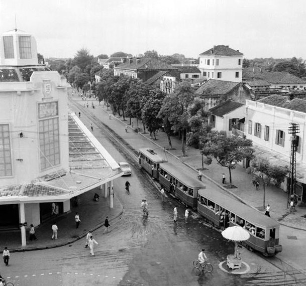 Phố Hàng Bài với tàu điện chạy giữa đường (năm 1960). (Nguồn: TTXVN)