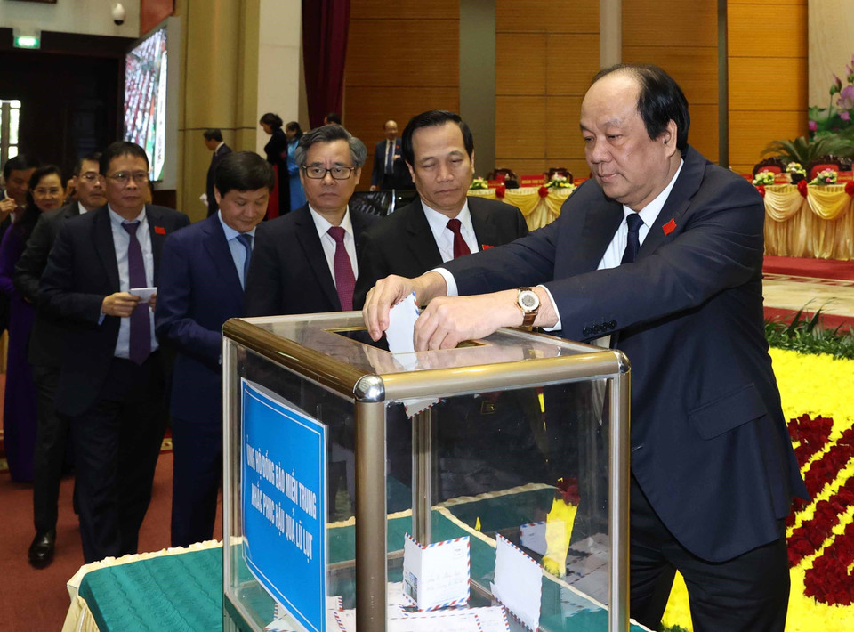 Các đại biểu ủng hộ đồng bào miền Trung khắc phục hậu quả lũ lụt. (Ảnh: Thống Nhất/TTXVN)