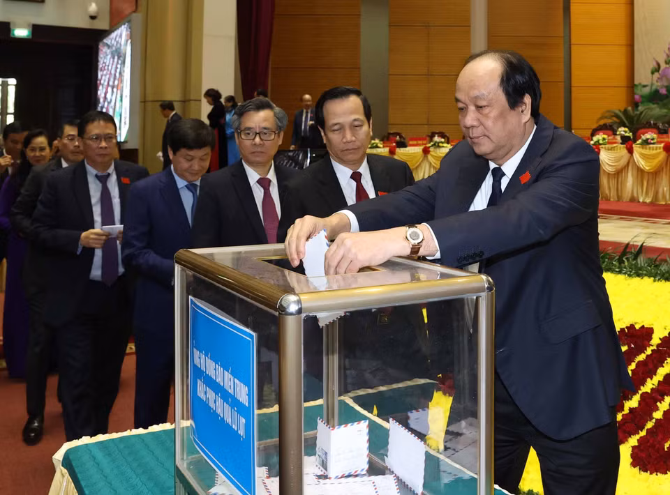 Các đại biểu ủng hộ đồng bào miền Trung khắc phục hậu quả lũ lụt. (Ảnh: Thống Nhất/TTXVN)