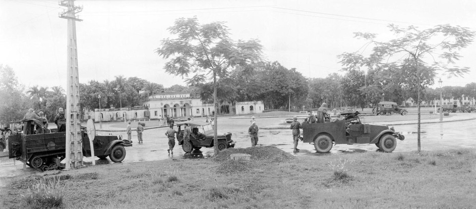 Sáng 9/10/1954, quân Pháp tập trung các phương tiện cơ giới trước vườn hoa Ba Đình để rút khỏi Hà Nội. (Nguồn: Tư liệu TTXVN)