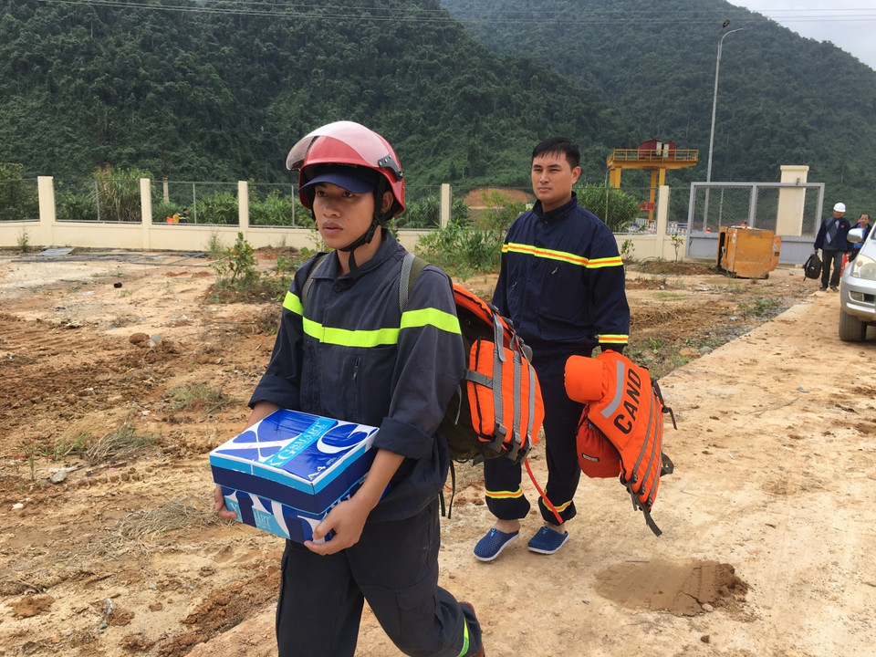 Lực lượng chức năng di chuyển đến nơi tập kết tại Rào Trăng 4. (Ảnh: Đỗ Trưởng/TTXVN)