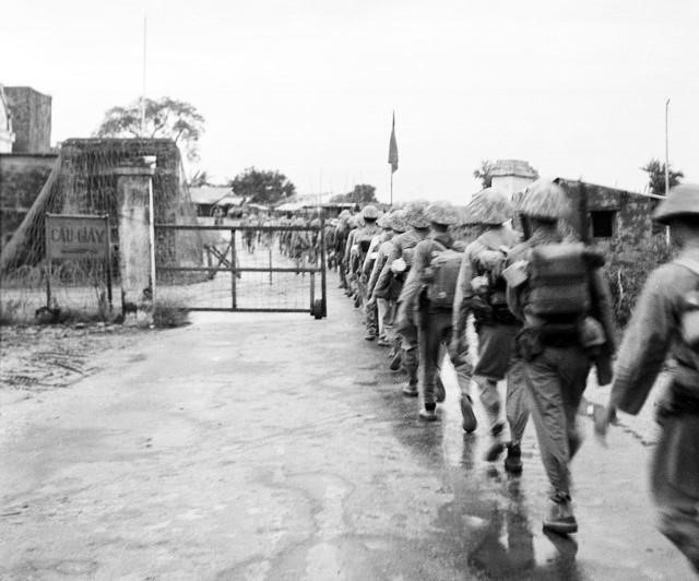 6 giờ sáng 9/10/1954, một đơn vị của Trung đoàn Thủ đô tiến vào tiếp quản Thủ đô từ ô Cầu Giấy. (Nguồn: Tư liệu TTXVN)