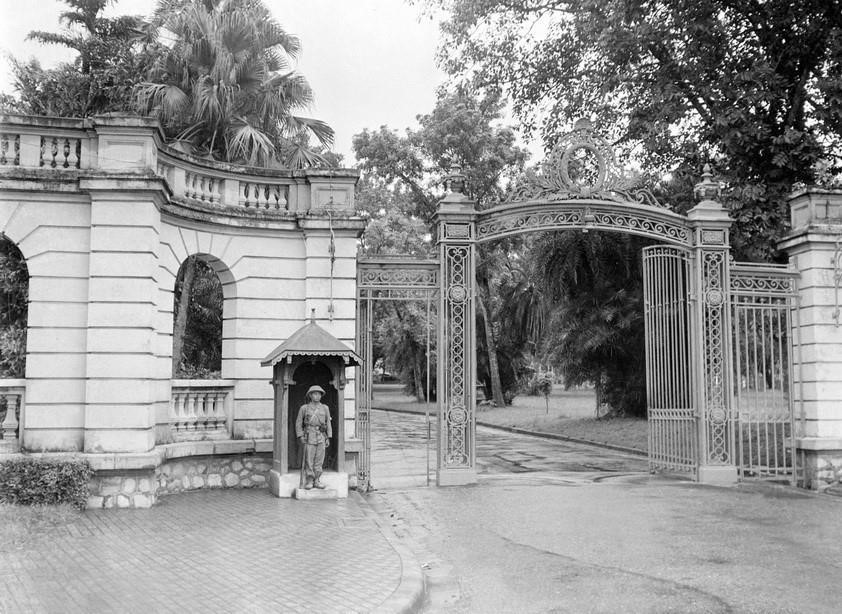 Chiến sỹ Quân đội nhân dân Việt Nam canh gác tại Phủ Toàn quyền cũ sau khi tiếp quản, sáng 9/10/1954. (Nguồn: Tư liệu TTXVN)