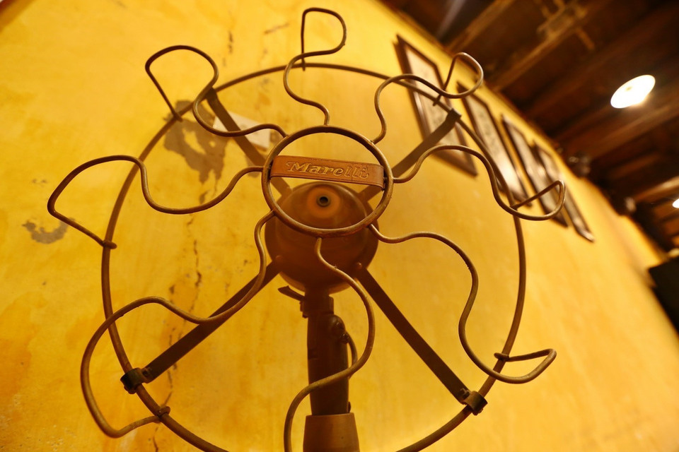 Chiếc quạt cổ còn lưu giữ tại ngôi nhà. (Nguồn: TTXVN)