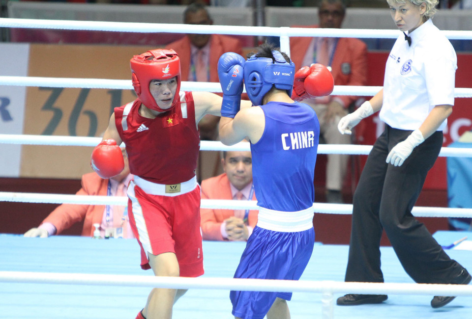 Võ sỹ Lừu Thị Duyên (trái, dân tộc Mông, Lào Cai) đoạt HCV đầu tiên trong lịch sử quyền Anh nữ Việt Nam tại SEA Games 27 và HCĐ lịch sử tại ASIAD 2014. (Nguồn: TTXVN)