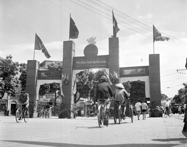 Cổng chào được dựng ở khắp nơi để chào mừng bộ đội về giải phóng Thủ đô. (Nguồn: Tư liệu TTXVN)