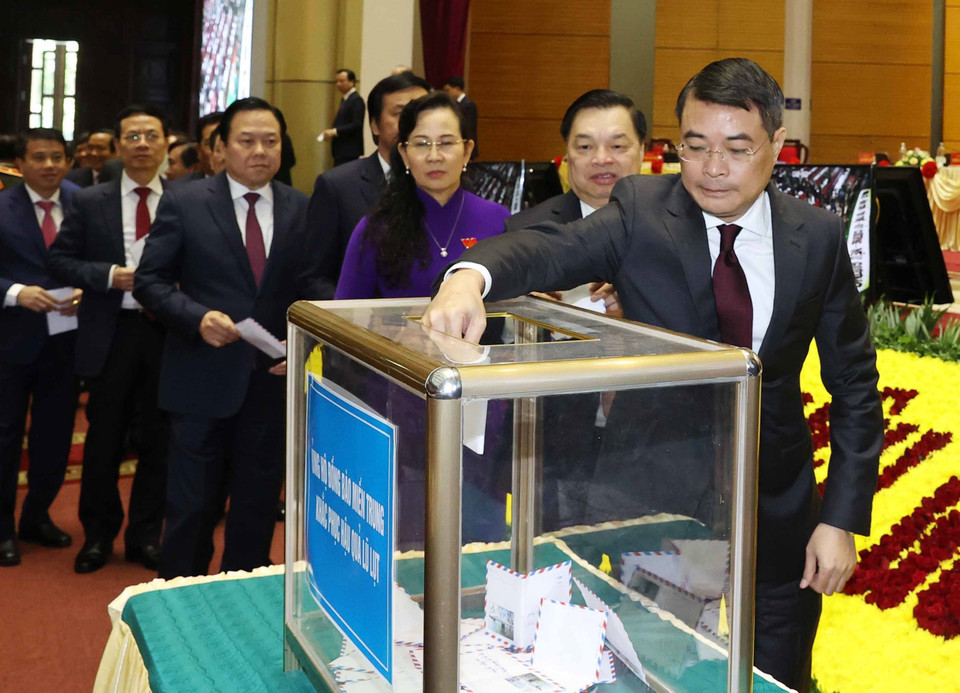 Các đại biểu ủng hộ đồng bào miền Trung khắc phục hậu quả lũ lụt. (Ảnh: Thống Nhất/TTXVN)