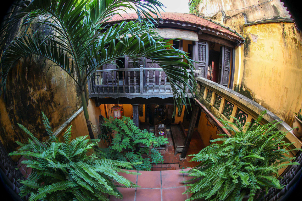 Giữa các lớp nhà ở tầng 2 có sân, giếng trời ở giữa là kiến trúc đặc trưng của nhà cổ Hà Nội. (Nguồn: TTXVN)