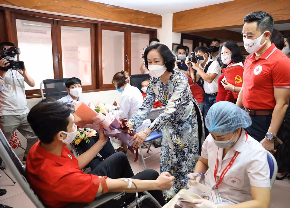 Trưởng ban Dân vận Trung ương Trương Thị Mai tặng hoa chúc mừng người hiến máu tại Lễ phát động Tháng Nhân đạo năm 2020. Năm 2019, bà được Tạp chí Forbes Việt Nam bầu chọn là một trong 50 phụ nữ có ảnh hưởng nhất Việt Nam trong lĩnh vực chính trị. (Ảnh: Thanh Tùng/TTXVN)