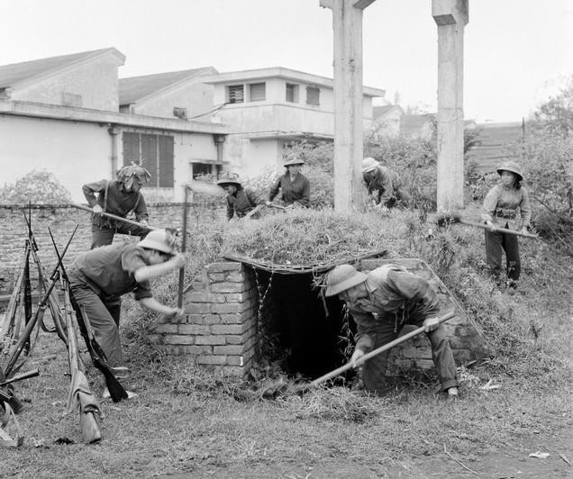 Lực lượng tự vệ các nhà máy, xí nghiệp sửa sang lại hầm hào để đảm bảo vừa sản xuất, vừa sẵn sàng chiến đấu với máy bay Mỹ đánh phá Hà Nội. (Ảnh: Trần Phác/TTXVN)