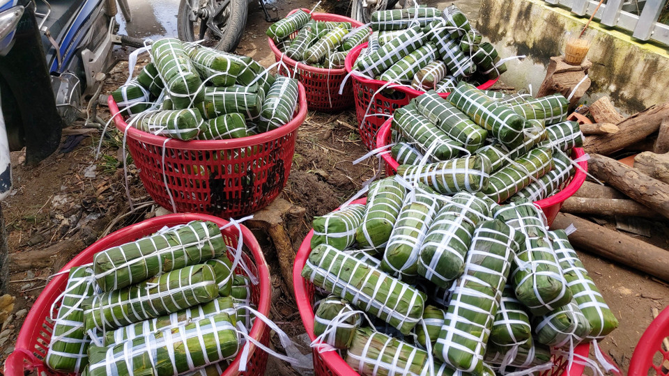 Gần 3.000 đòn bánh tét đã được người dân Chợ Lách gói đợi gửi ra đồng bào miền Trung. (Ảnh: Trần Thị Thu Hiền/TTXVN)