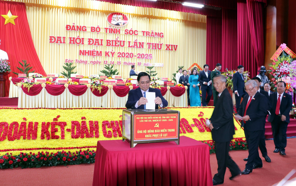 Các đại biểu dự Đại hội ủng hộ đồng bào miền Trung bị lũ lụt. (Ảnh: Trung Hiếu/TTXVN)